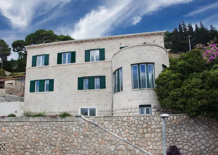Luxury Castello With Pool & Sauna Near Old Town *